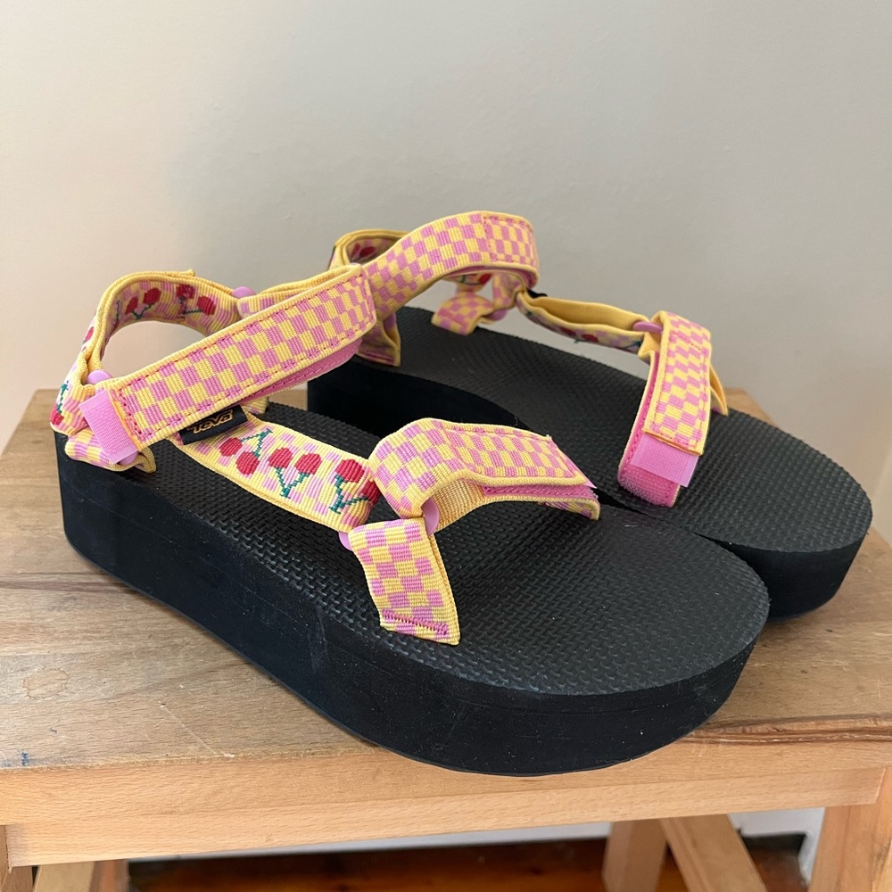 Teva Flatform Universal - Picnic Cherries Rosebloom - NWOT - Size 8